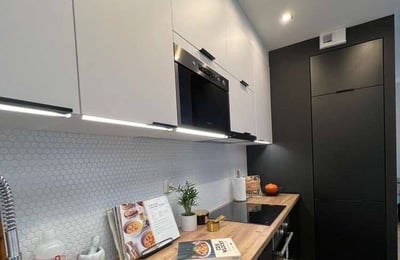 Location d’un appartement élégant de 3 pièces, 49 m², avec balcon dans le quartier Czyżyny, Cracovie, Pologne